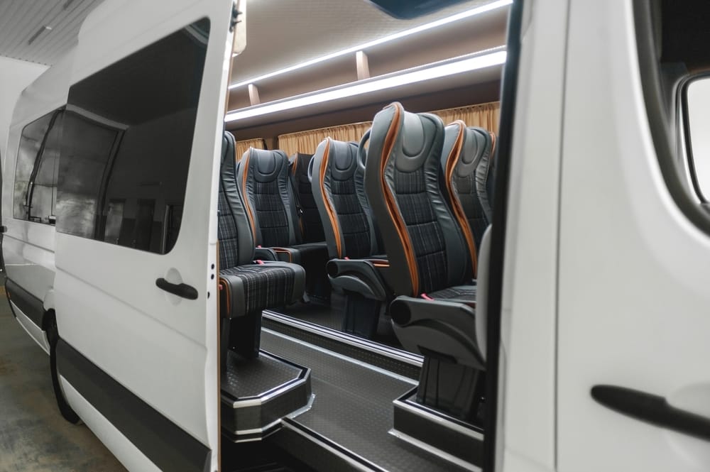 W jakich sytuacjach warto wynająć busa 9 osobowego