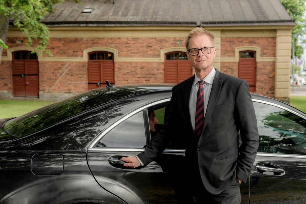 Wynajem limuzyny z kierowcą sposób na biznesową podróż