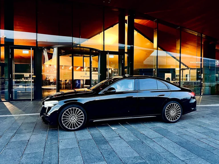Mercedes E-Class z kierowcą przed hotelem Renaissance przy Lotnisku Chopina