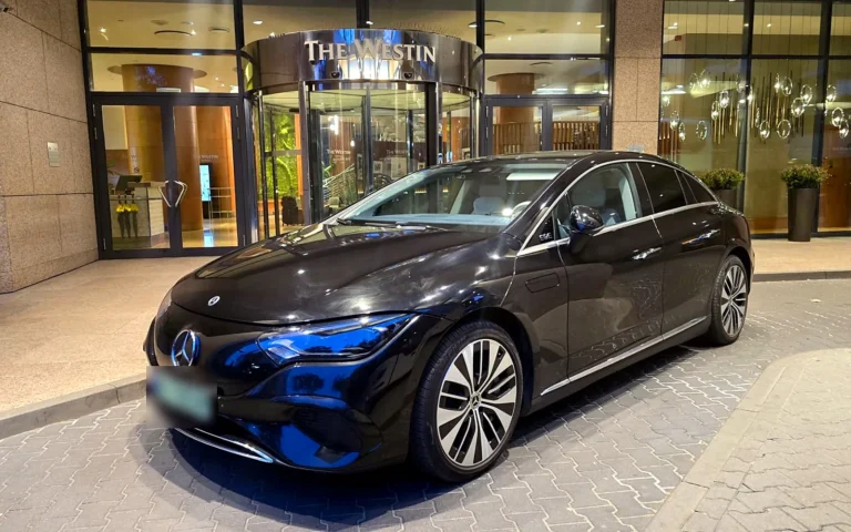 Mercedes EQE z kierowcą przed hotelem The Westin Warsaw