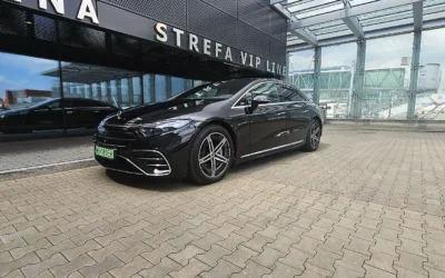 Czarny Mercedes EQS 450 4MATIC przed Strefą VIP na Lotnisku Chopina w Warszawie