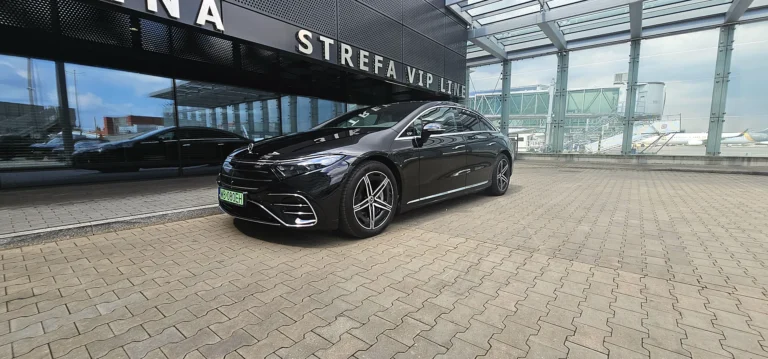 Czarny Mercedes EQS 450 4MATIC przed Strefą VIP na Lotnisku Chopina w Warszawie