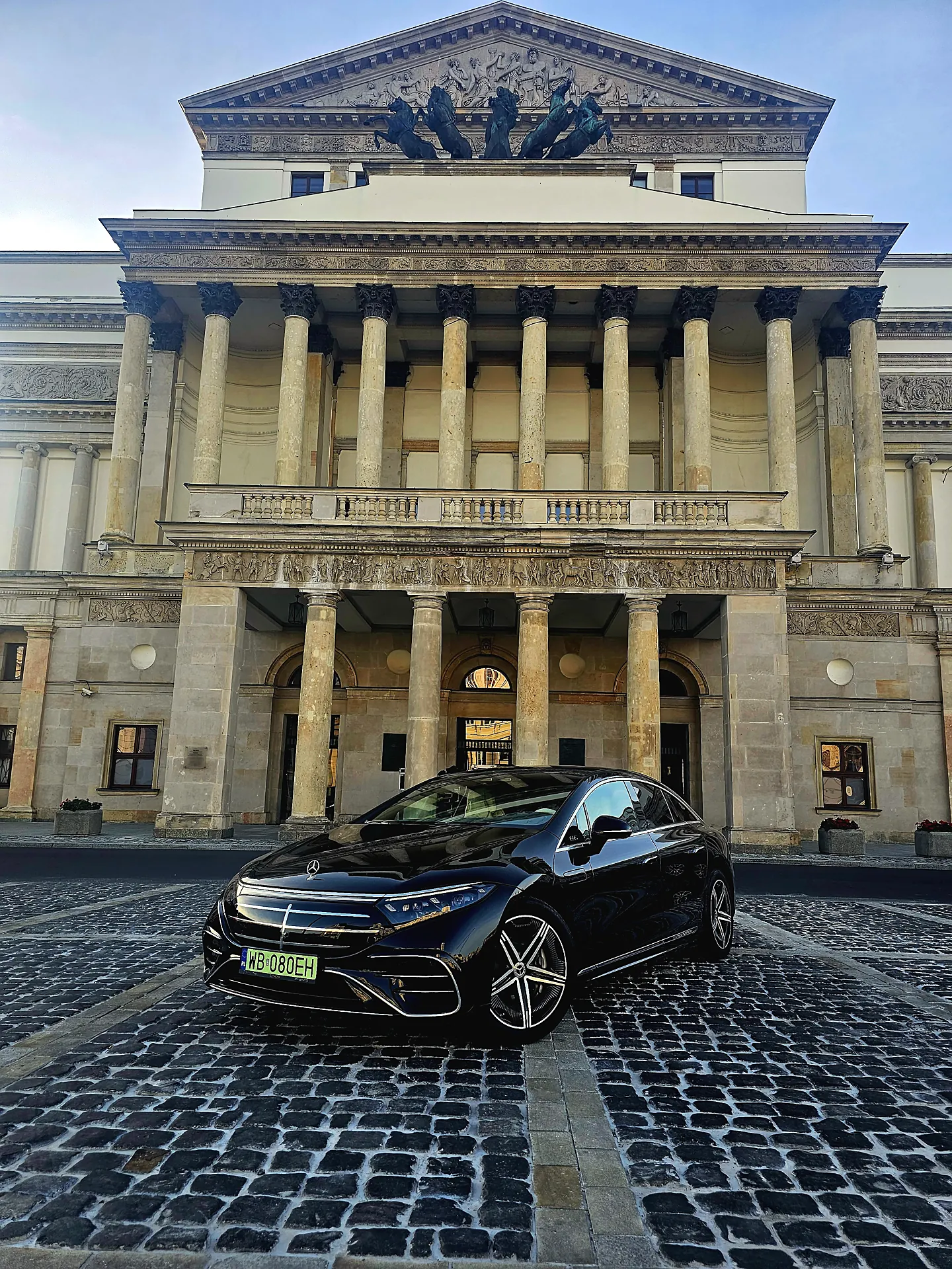 Limuzyna Mercedes EQS z szoferem przed Teatrem Wielkim – Operą Narodową w Warszawie