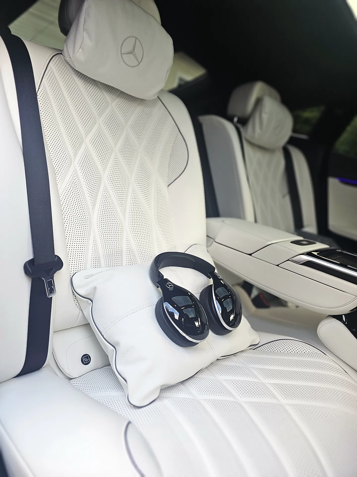 Pikowane fotele z białej skóry nappa Mercedes-Benz Manufaktur w EQS