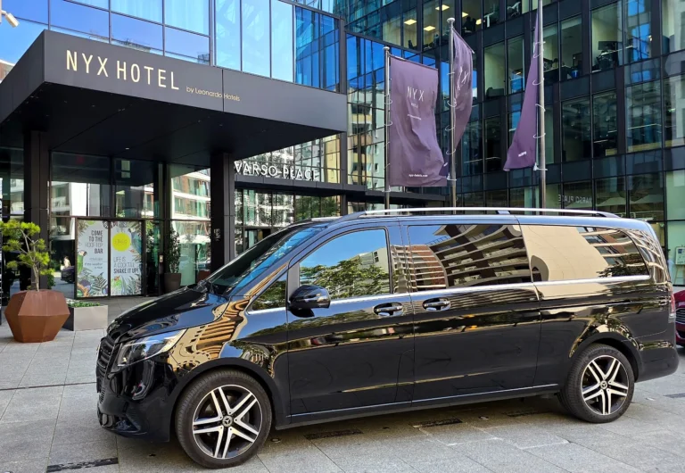 Mercedes V-Class z kierowcą przed NYX Hotel w Warszawie – przewóz grupy do 6 osób
